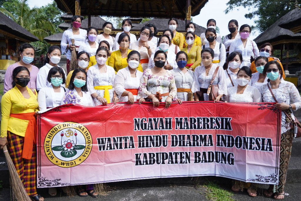 TP PKK Badung Laksanakan Bakti Sosial di Pura Pucak Entapsai Bon Petang